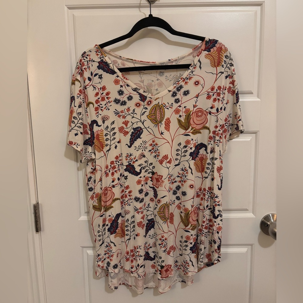 Grace and Lace XL perfect v neck Tshirt in Floral Print